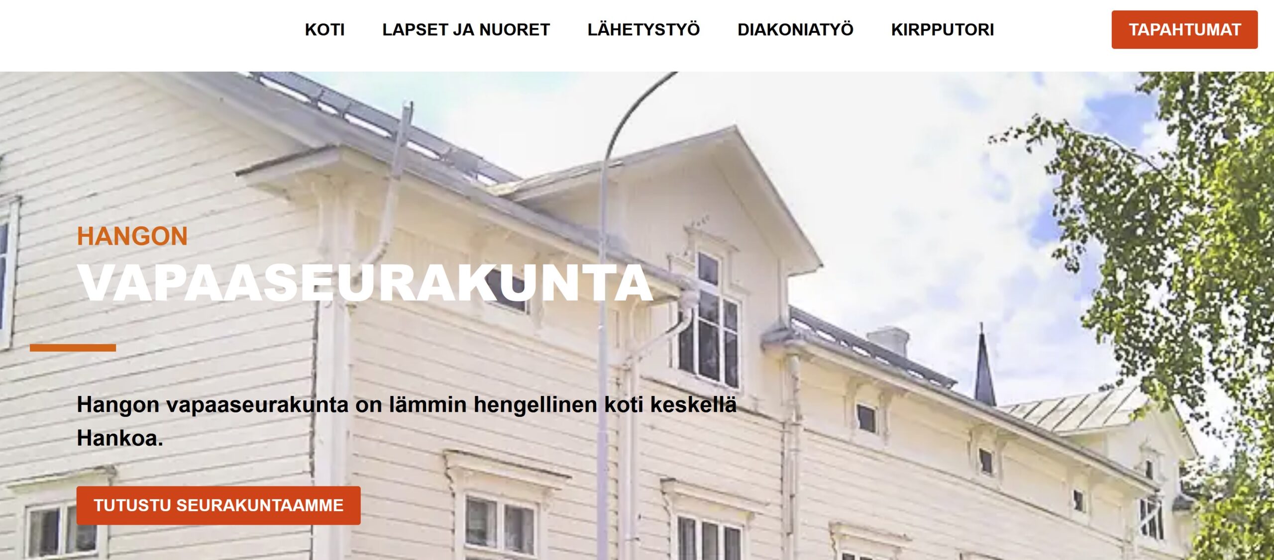 Vapaaseurakunnan rakennus näkyy valkoisena taustalla hangossa. Kotisivut on rakentanut bluepeak oy